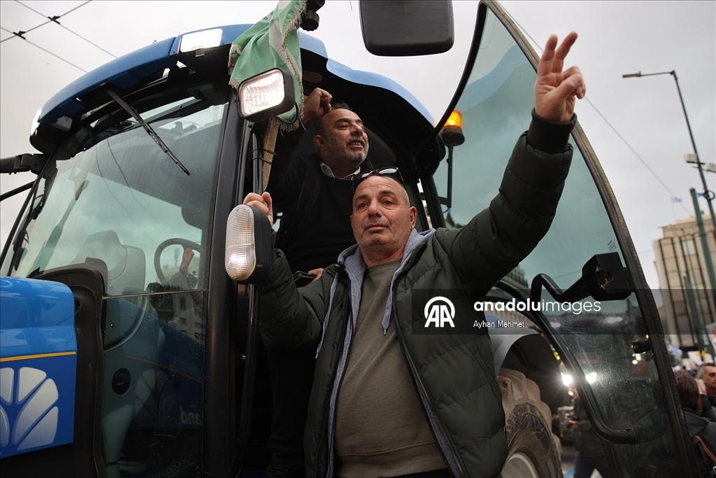 Atina'da çiftçiler, traktörleriyle gösteri düzenledi