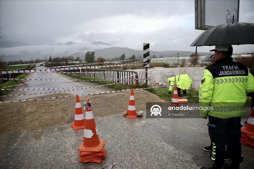 Muğla'da kuvvetli yağış nedeniyle sel ve su taşkınları yaşanıyor