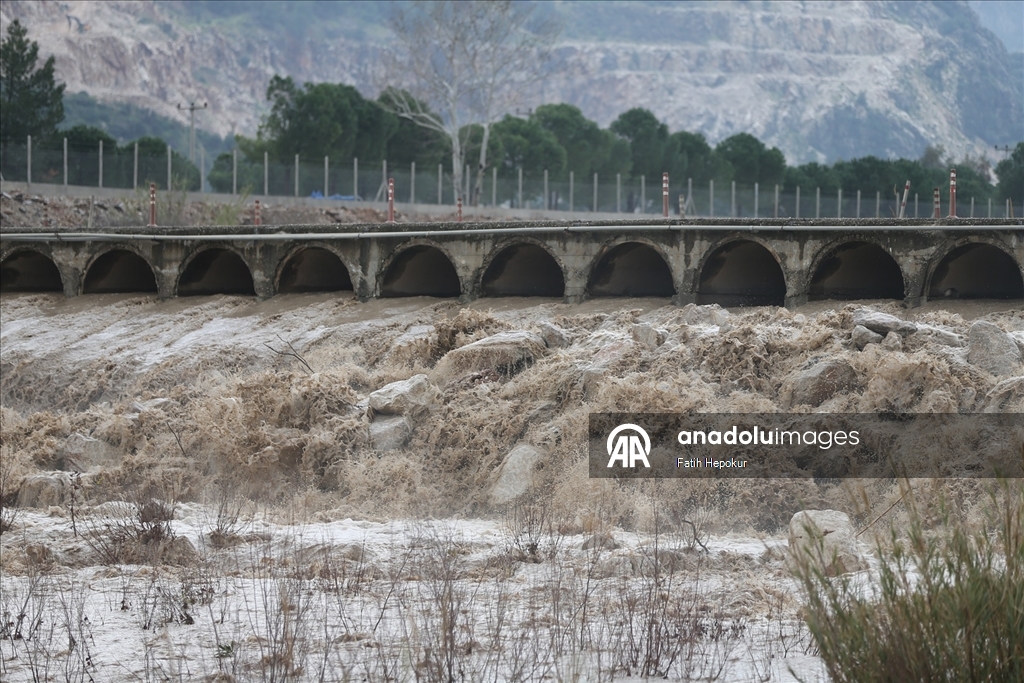 Antalya'da kuvvetli rüzgar ve sağanak etkili oluyor