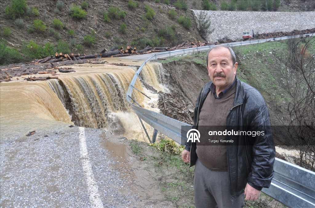 İzmir'de yağış nedeniyle çöken Ödemiş-Turgutlu yolu trafiğe kapatıldı