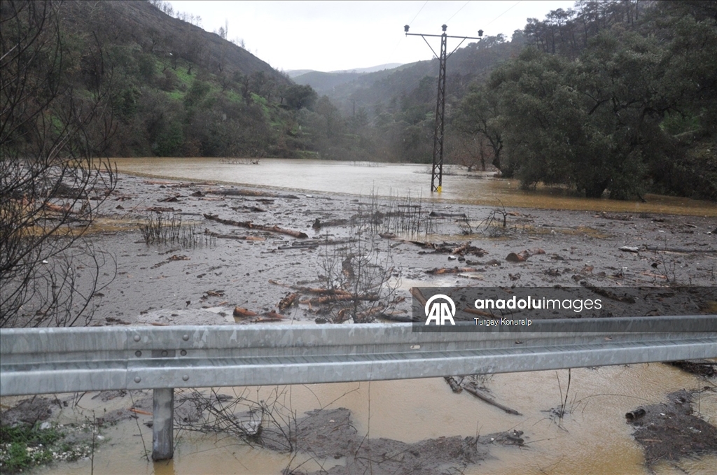 İzmir'de yağış nedeniyle çöken Ödemiş-Turgutlu yolu trafiğe kapatıldı