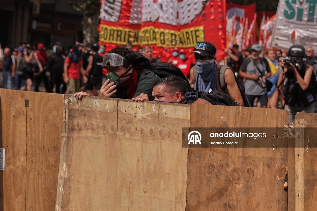 В Аргентине в ходе протестов против трудовой реформы задержали десятки человек
