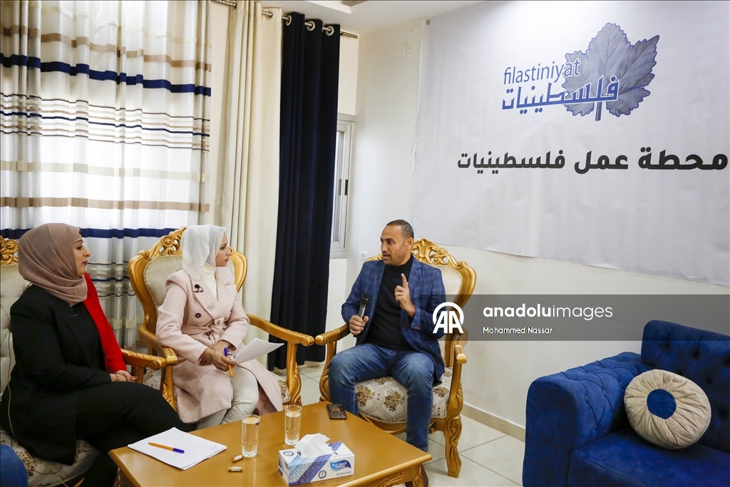 В Газе начала вещание первая радиостанция