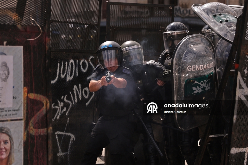 В Аргентине в ходе протестов против трудовой реформы задержали десятки человек
