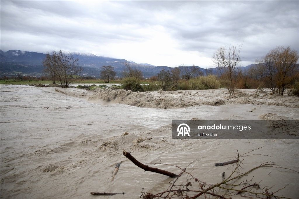 Muğla'da kuvvetli yağış nedeniyle sel ve su taşkınları yaşanıyor