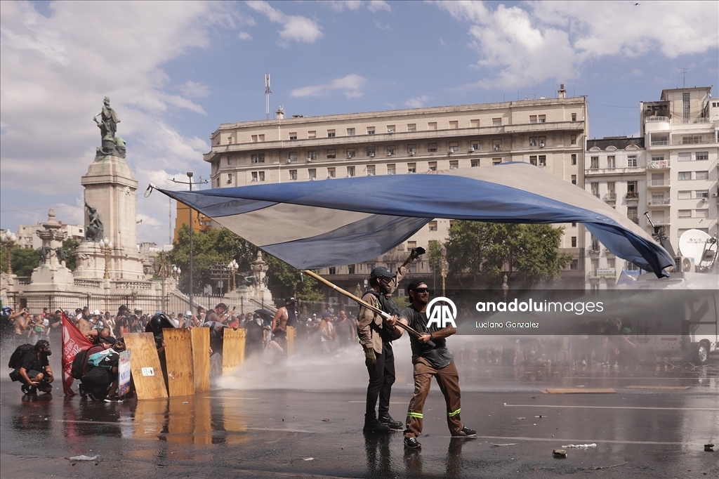 В Аргентине в ходе протестов против трудовой реформы задержали десятки человек