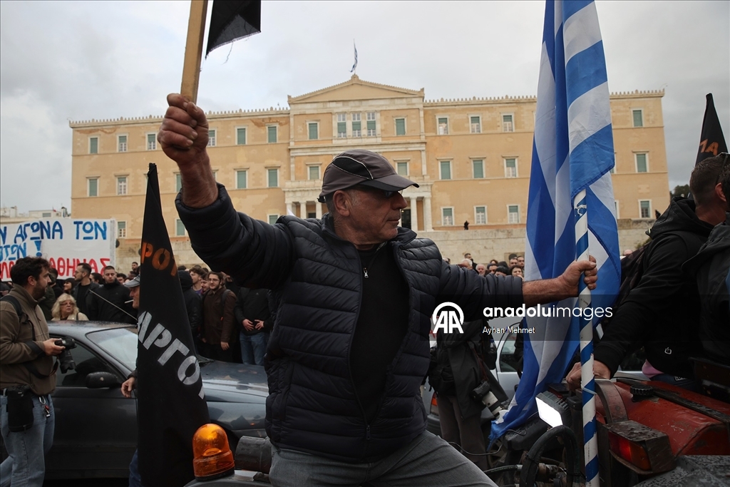 Atina'da çiftçiler, traktörleriyle gösteri düzenledi