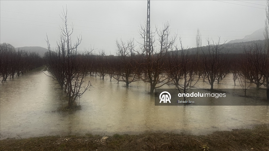 Isparta'da sağanak etkili oluyor