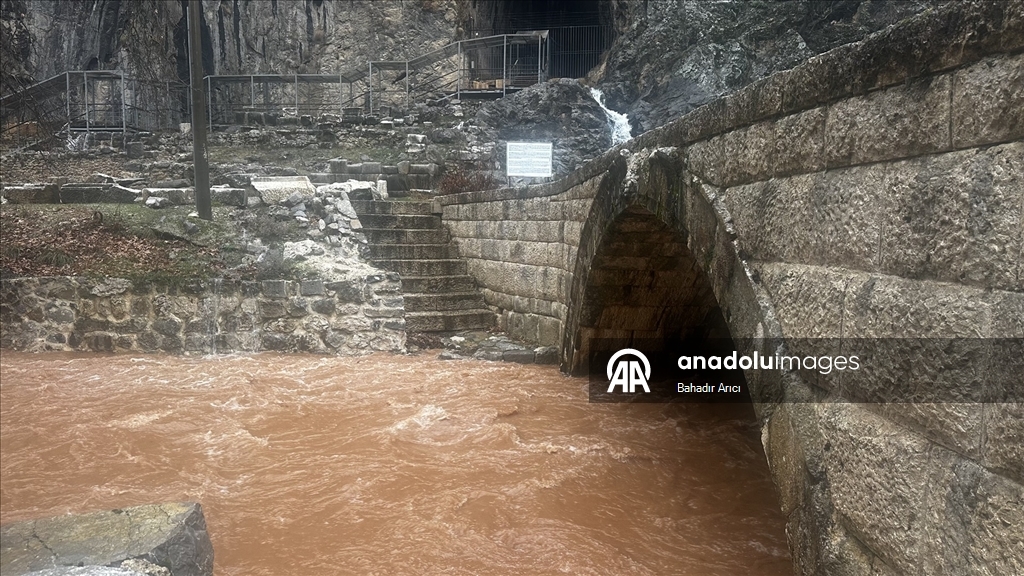 Isparta'da sağanak etkili oluyor