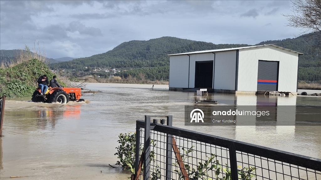Muğla'da kuvvetli yağış nedeniyle sel ve su taşkınları yaşanıyor
