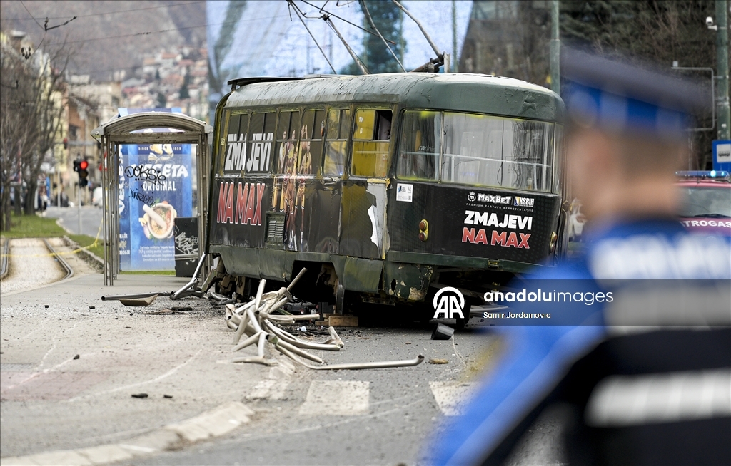 Сараево: Трамвай сошел с рельсов, один человек погиб