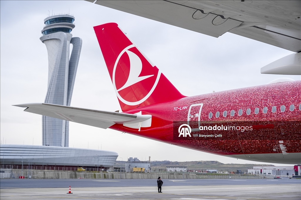 إسطنبول.. صور 100 ألف موظف تزيّن الطائرة 500 للخطوط التركية