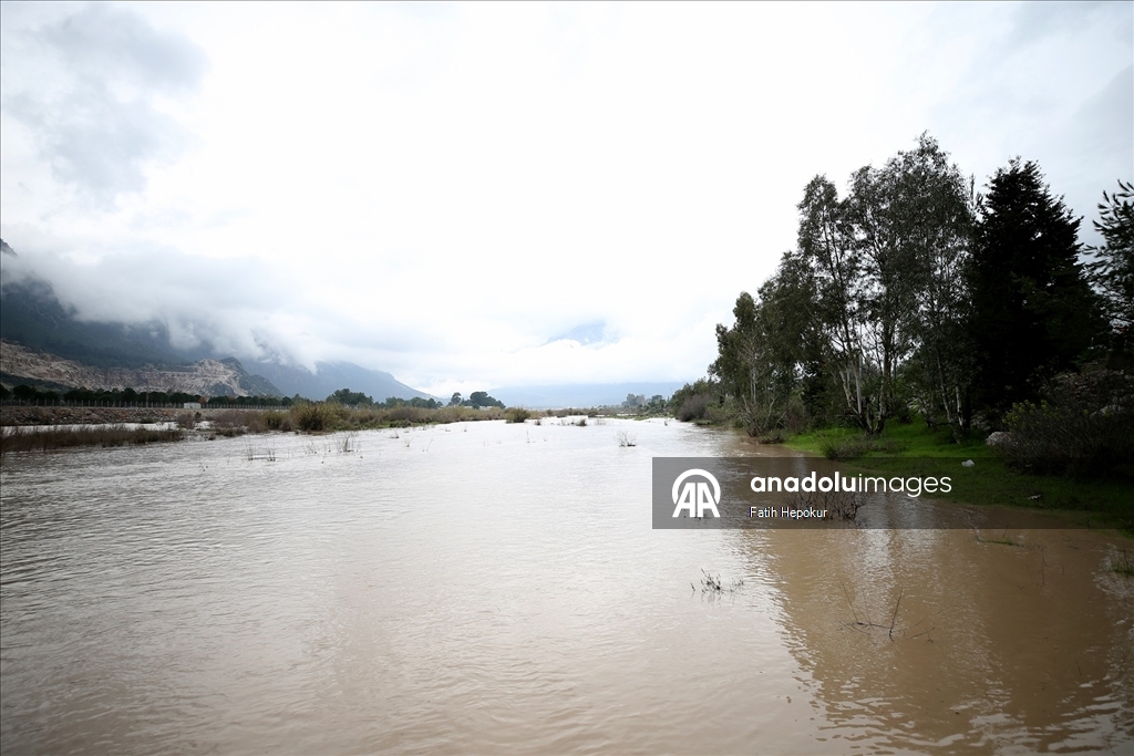Antalya'da kuvvetli rüzgar ve sağanak etkili oluyor