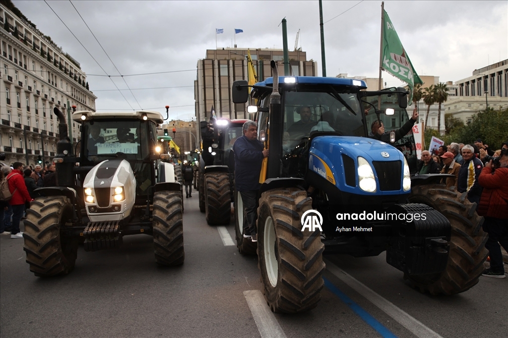 Atina'da çiftçiler, traktörleriyle gösteri düzenledi