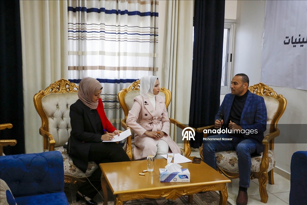 В Газе начала вещание первая радиостанция