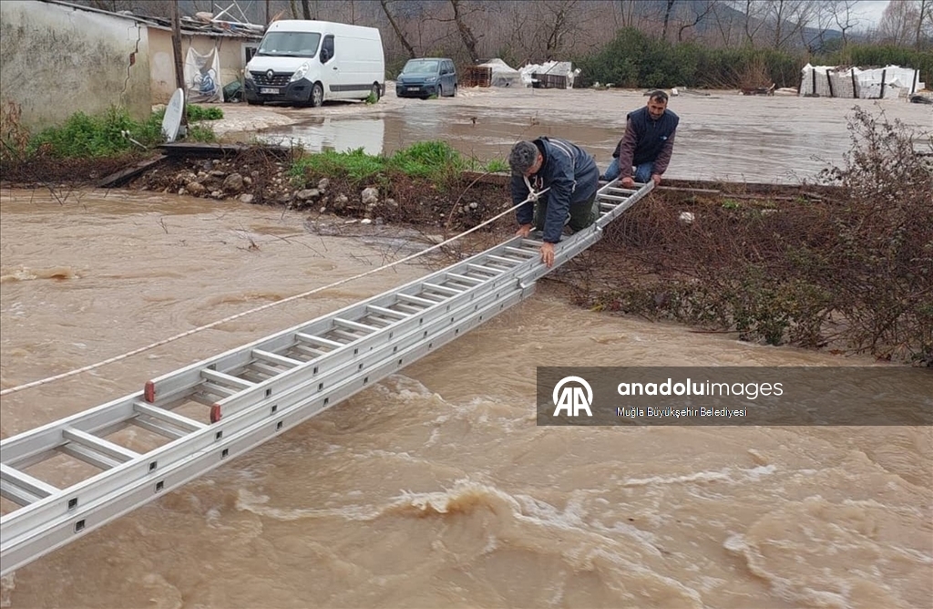 Muğla'da kuvvetli yağış nedeniyle sel ve su taşkınları yaşanıyor