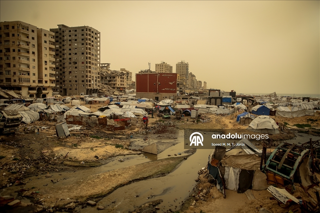 Gazze'de kum fırtınası etkili oldu