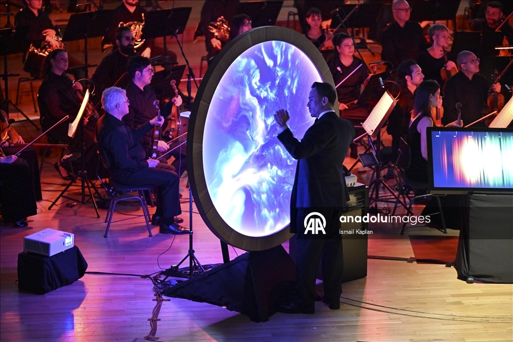 CSO, evrenin varoluşunu dijital enstrümanlarla anlatan "Kozmik Senfoni"nin Türkiye prömiyerini yaptı