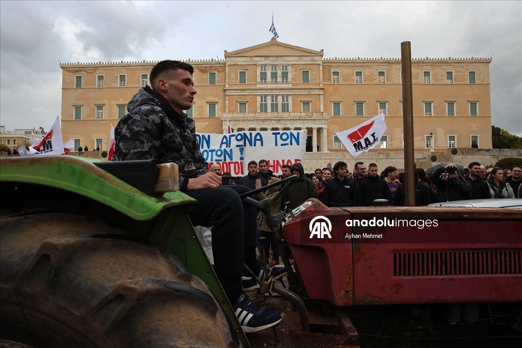Atina'da çiftçiler, traktörleriyle gösteri düzenledi