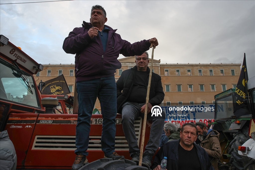 Atina'da çiftçiler, traktörleriyle gösteri düzenledi