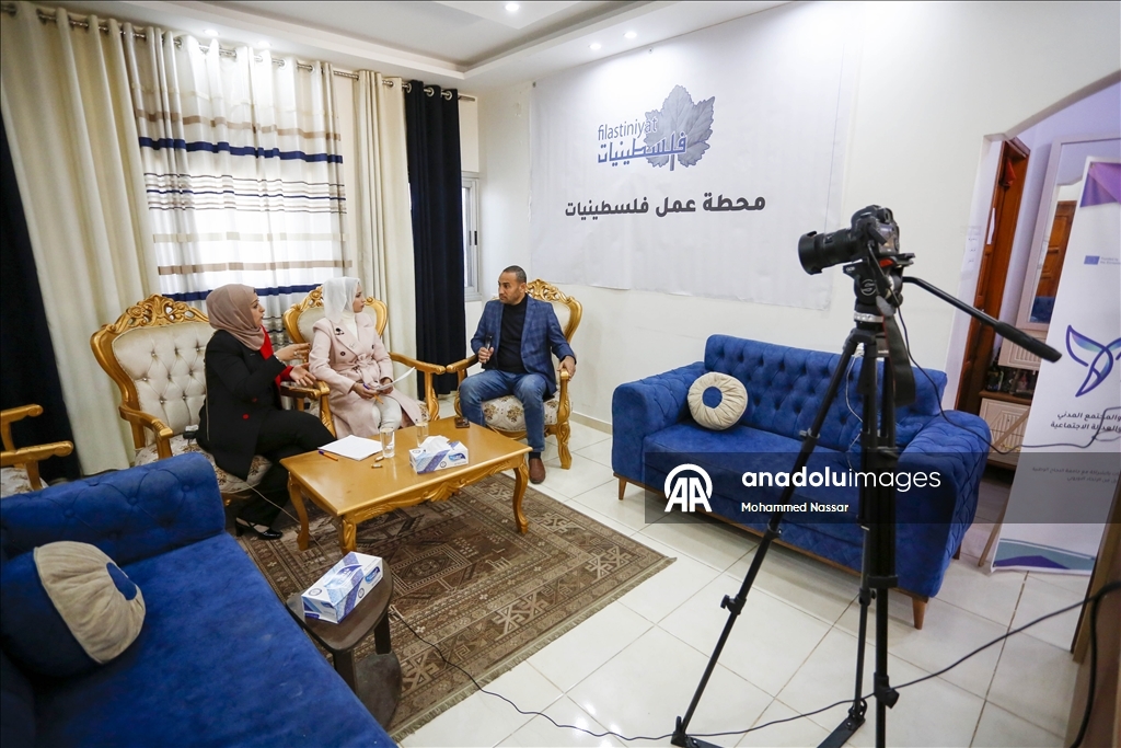 В Газе начала вещание первая радиостанция