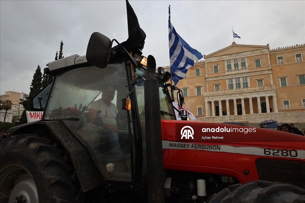 Atina'da çiftçiler, traktörleriyle gösteri düzenledi