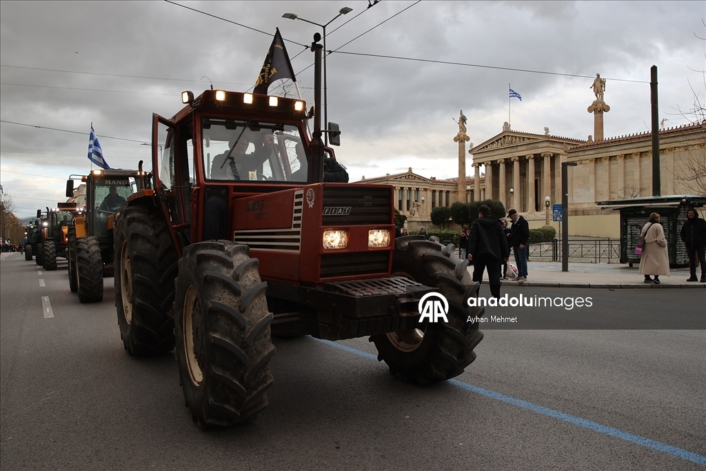 Atina'da çiftçiler, traktörleriyle gösteri düzenledi