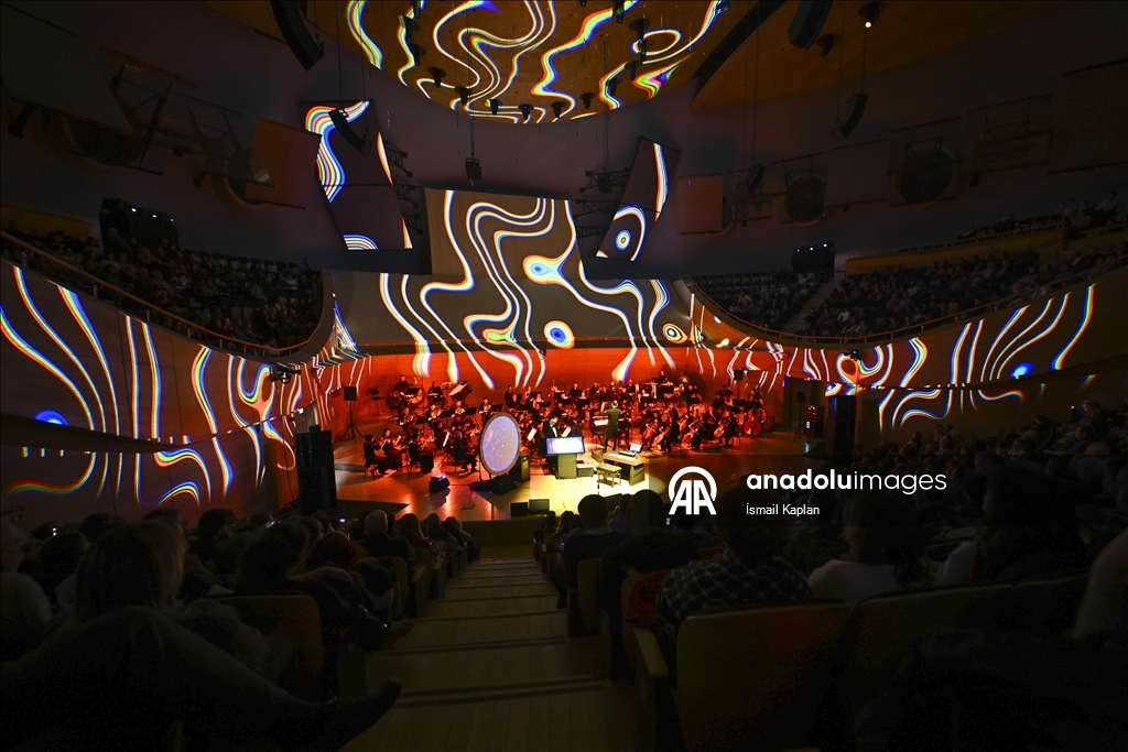 CSO, evrenin varoluşunu dijital enstrümanlarla anlatan "Kozmik Senfoni"nin Türkiye prömiyerini yaptı