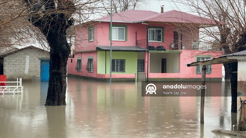 Osmaniye'de sağanak nedeniyle bazı evleri ve tarım arazilerini su bastı