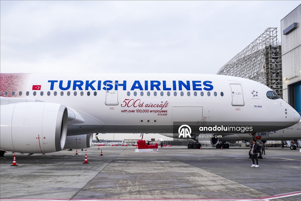 إسطنبول.. صور 100 ألف موظف تزيّن الطائرة 500 للخطوط التركية