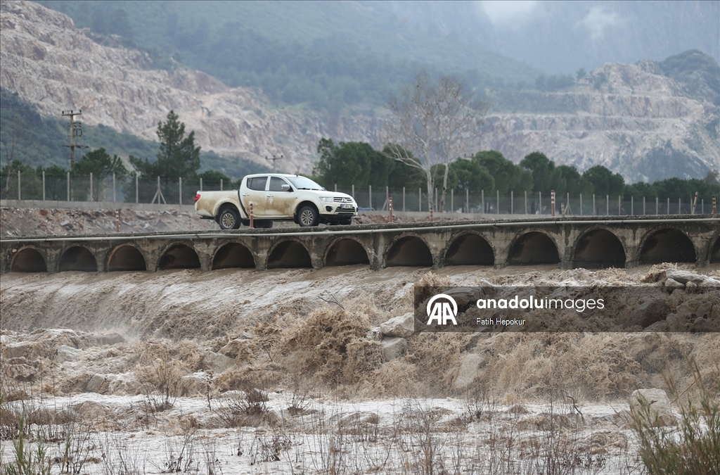 Antalya'da kuvvetli rüzgar ve sağanak etkili oluyor