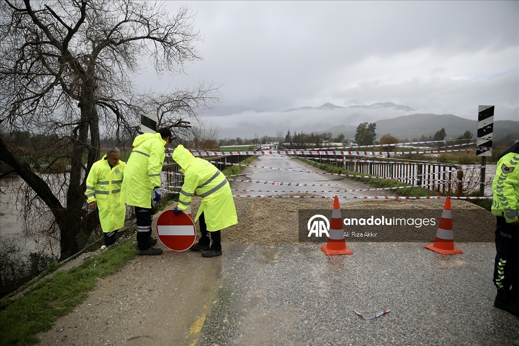 Muğla'da kuvvetli yağış nedeniyle sel ve su taşkınları yaşanıyor