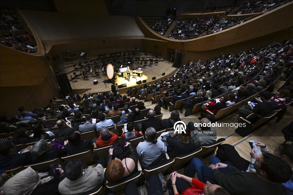 CSO, evrenin varoluşunu dijital enstrümanlarla anlatan "Kozmik Senfoni"nin Türkiye prömiyerini yaptı