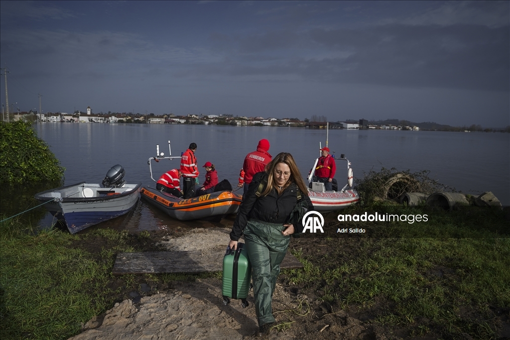 В Португалии из-за наводнений эвакуировали несколько тысяч человек