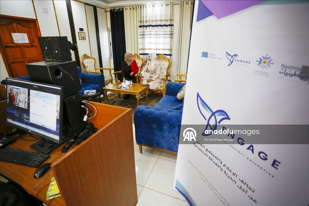 В Газе начала вещание первая радиостанция