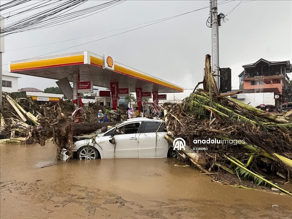 Жертвами тропического шторма на Филиппинах стали восемь человек