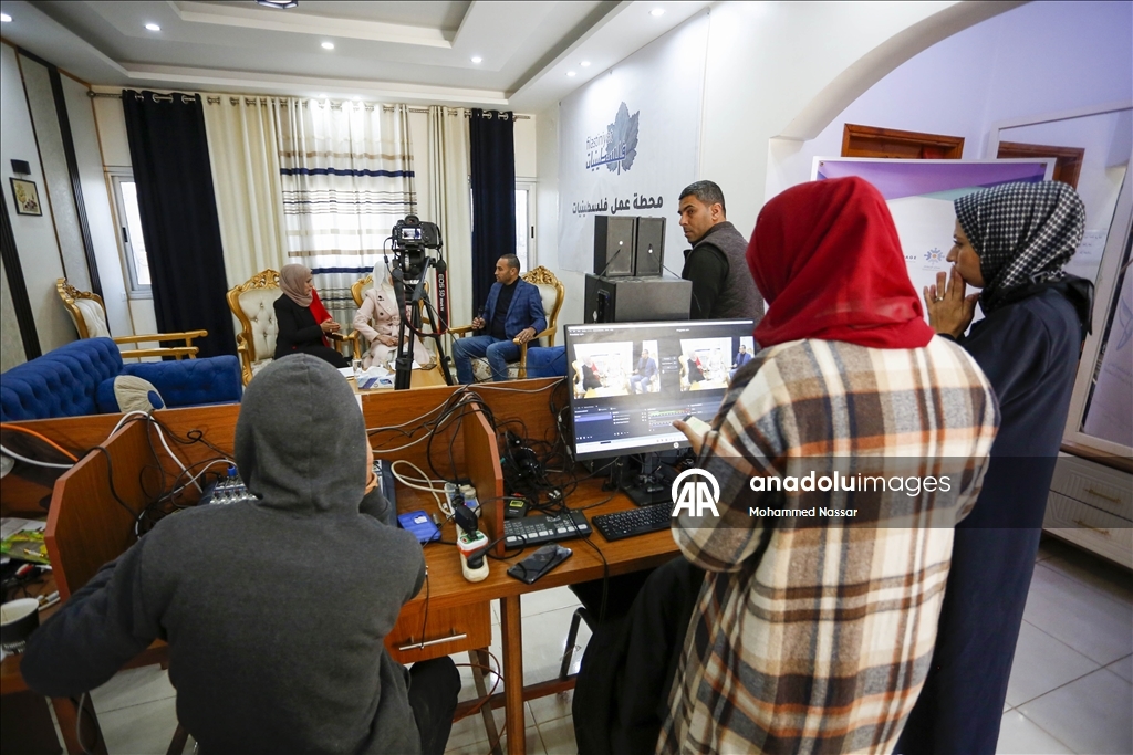 В Газе начала вещание первая радиостанция