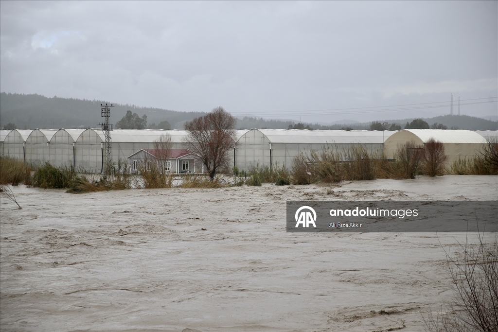 Muğla'da kuvvetli yağış nedeniyle sel ve su taşkınları yaşanıyor