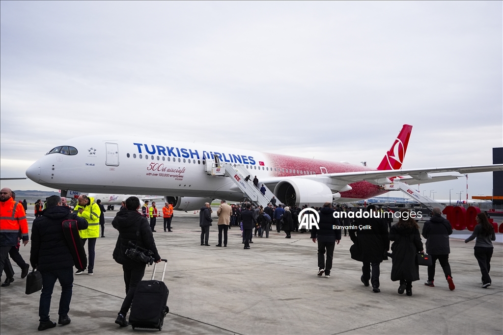 إسطنبول.. صور 100 ألف موظف تزيّن الطائرة 500 للخطوط التركية