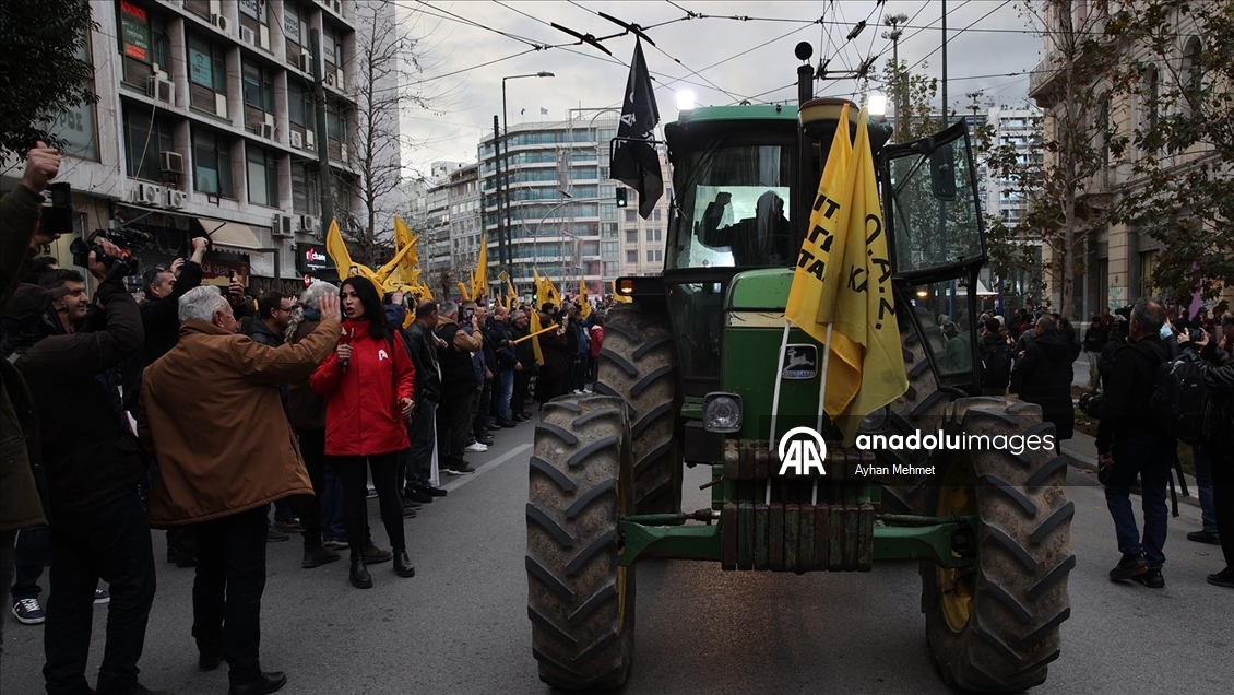 Atina'da çiftçiler, traktörleriyle gösteri düzenledi