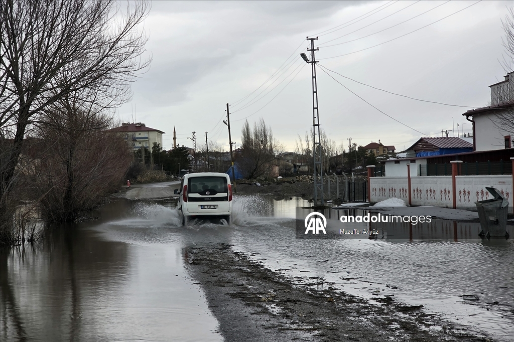 Sivas'ta sağanak ve eriyen kar su baskınlarına neden oldu