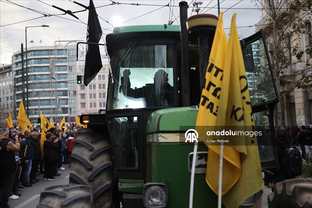 Atina'da çiftçiler, traktörleriyle gösteri düzenledi