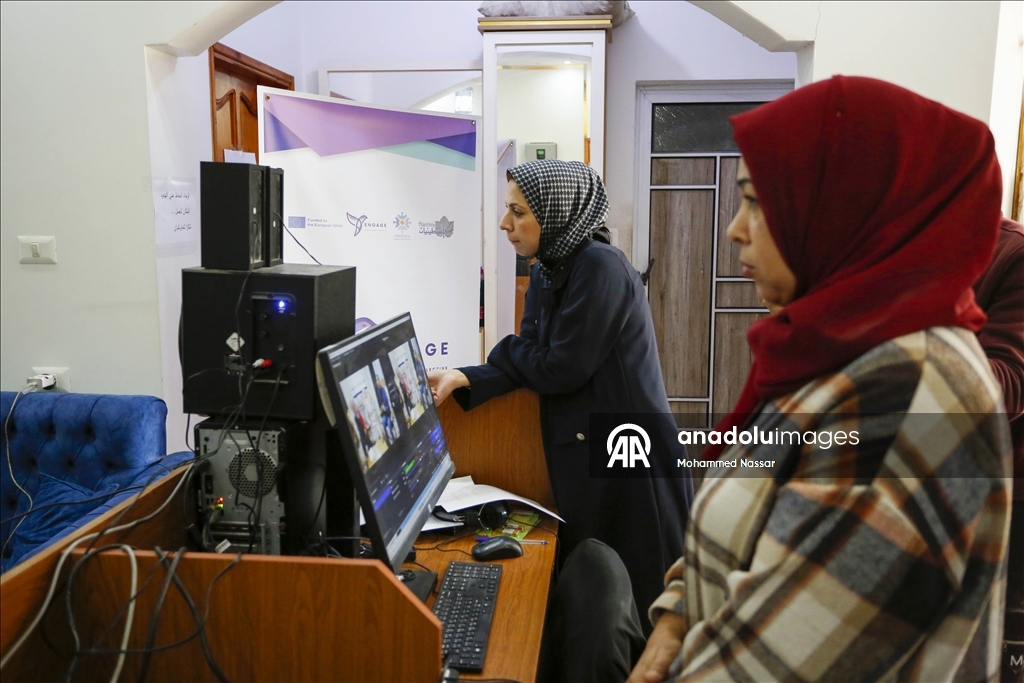 В Газе начала вещание первая радиостанция