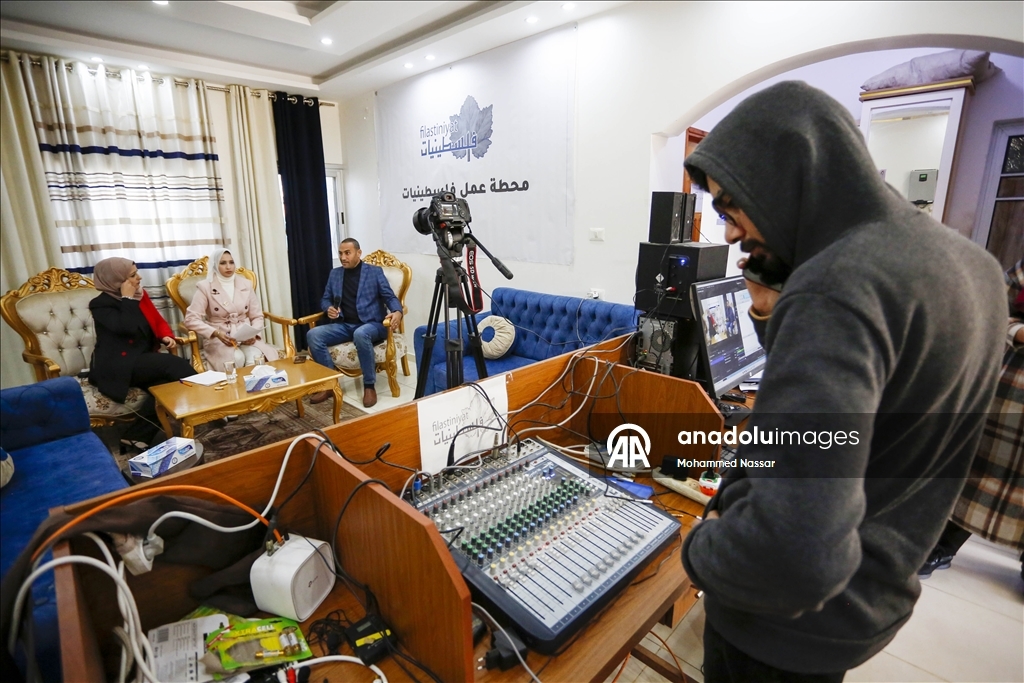 В Газе начала вещание первая радиостанция