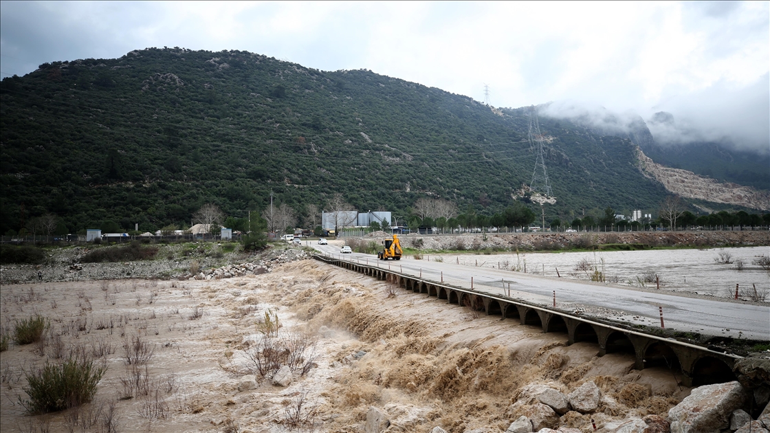 Kuvvetli rüzgar ve sağanak bazı illerde hayatı olumsuz etkiliyor