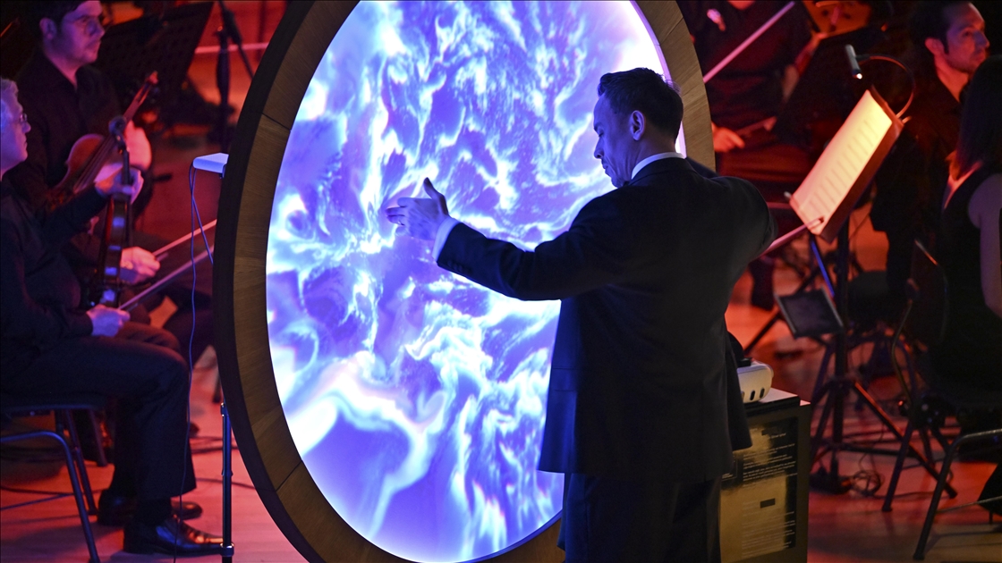 CSO, evrenin varoluşunu dijital enstrümanlarla anlatan "Kozmik Senfoni"nin Türkiye prömiyerini yaptı