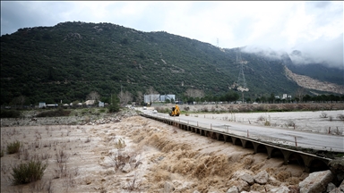 Kuvvetli rüzgar ve sağanak bazı illerde hayatı olumsuz etkiliyor