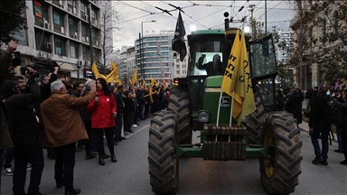 Atina'da çiftçiler, traktörleriyle gösteri düzenledi