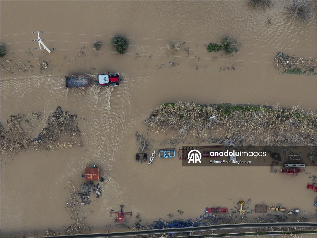 Gediz Nehri'nin taşması sonucu İzmir'de tarım arazileri sular altında kaldı