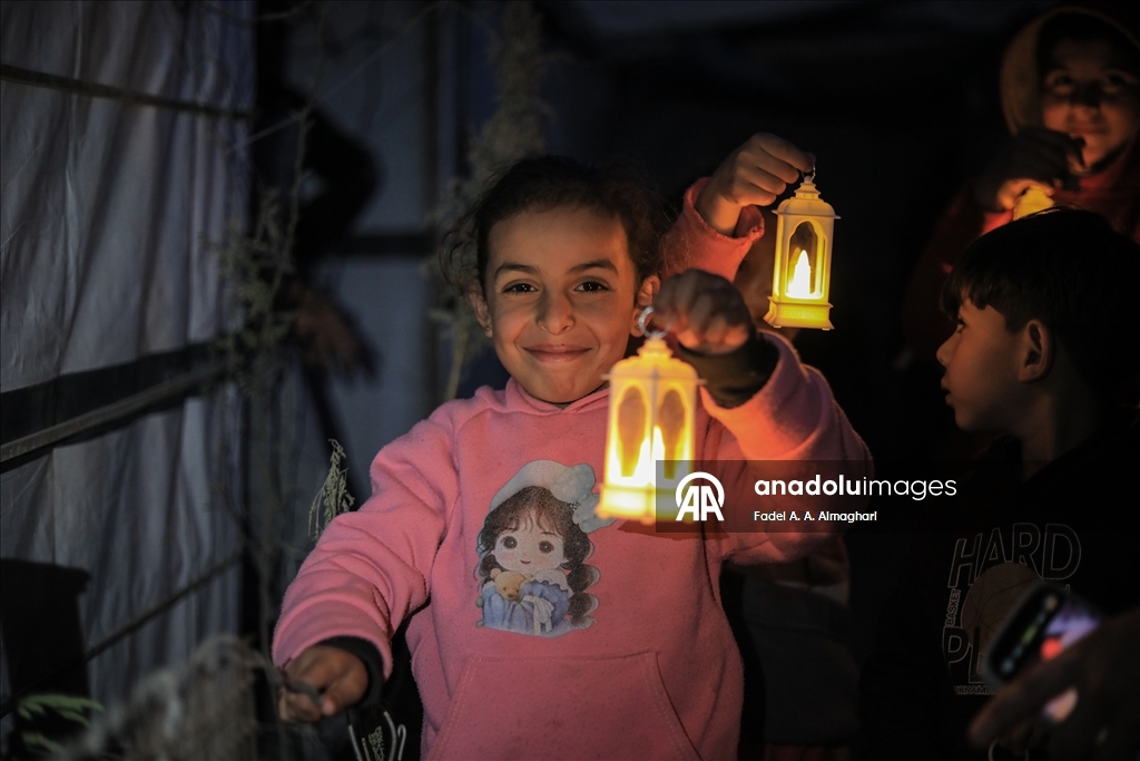  Gazze’deki yerinden edilmiş Filistinli çocukların yüzü Ramazan etkinliğiyle güldü